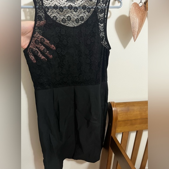 Sleeveless Lace Black dress - Picture 2 of 3